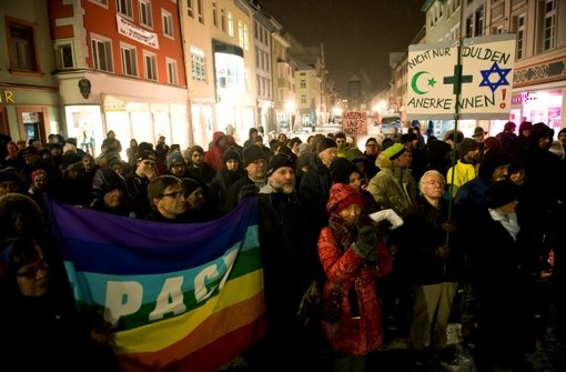 Am Montagabend fand eine Anti-Pegida-Demo in Villingen-Schwenningen statt. Die Polizei hat danach drei Antifa-Anhänger festgenommen, die im Verdacht stehen, einen Polizisten verletzt zu haben. Foto: dpa