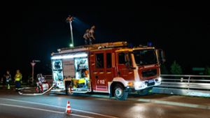 Die Feuerwehr leuchtete das dunkle Schrebergartengelände während des Einsatzes aus. Foto: 7aktuell/Nils Reeh