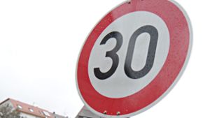 In Deutschland werden nach einer Änderung der Straßenverkehrsordnung wohl schon bald mehr Tempo-30-Schilder wie dieses montiert werden. Foto: dpa