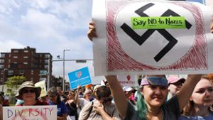 „Sag nein zu Nazis“ steht auf einem Schild, das eine Demonstrantin in Boston in die Höhe hält. Foto: AFP