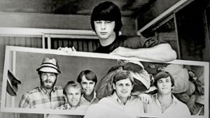 Die Mitglieder der kalifornischen Rockband The Beach Boys (Mike Love, Al Jardine, Carl Wilson, Bruce Johnston, Dennis Wilson, v.l.) spiegeln sich in einem von Brian Wilson, ihrem Produzenten und Begründer, gehaltenen Spiegel. Foto: RB