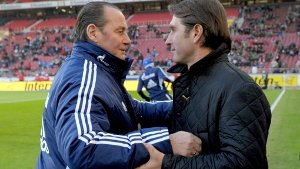 Im Dezember 2012 sah die Welt noch ganz anders aus: Huub Stevens (links) war Trainer auf Schalke und Bruno Labbadia hieß der Trainer des VfB Stuttgart. Foto: dpa