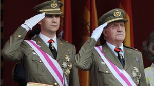 König Felipe (links) schickt seinen Vater Juan Carlos ins Exil Foto: AFP/PHILIPPE DESMAZES
