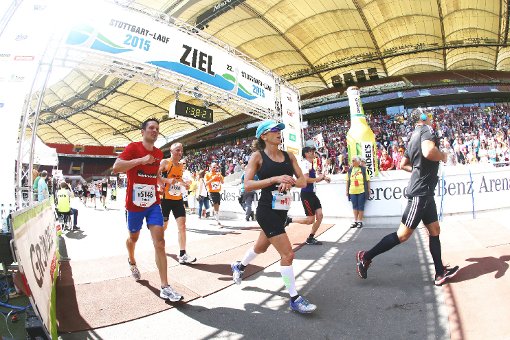 Beim 22. Stuttgart-Lauf trotzen die etwa 19.000 Läufer der Sonne und den warmen Temperaturen. Foto: Pressefoto Baumann