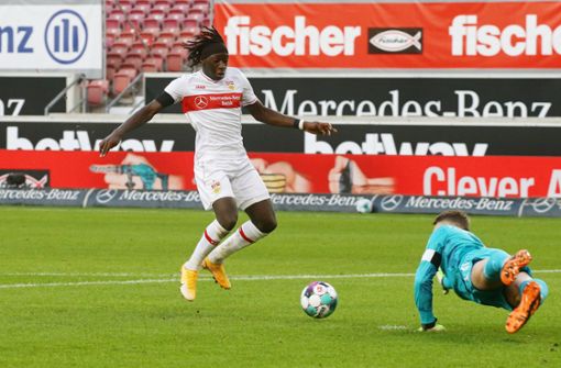 Tanguy Coulibaly (li.) erzielt das 1:0 für die Stuttgarter – und lässt auch dem Bayern-Torhüter Manuel Neuer keine Chance. Foto: Baumann