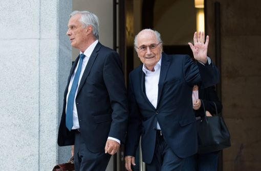 Joseph Blatter (r.) und sein Anwalt Lorenz Erni verlassen das Bundesstrafgericht nach dem ersten Prozesstag. Foto: dpa/Alessandro Crinari