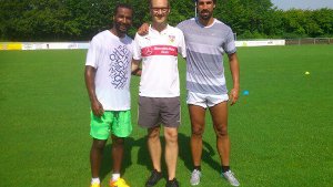 Cacau (links) trainiert mit Sami Khedira (rechts) und einem Trainer der VfB-Reha-Welt in Oeffingen im Sami-Khedira-Stadion. Foto: https://www.facebook.com/Cacau.Official