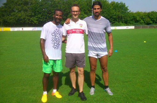 Cacau (links) trainiert mit Sami Khedira (rechts) und einem Trainer der VfB-Reha-Welt in Oeffingen im Sami-Khedira-Stadion. Foto: https://www.facebook.com/Cacau.Official