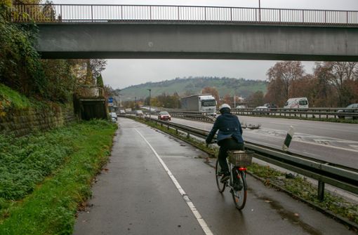Der Geh- und Radweg entlang der B 10 in Esslingen wird saniert. Foto: Roberto Bulgrin