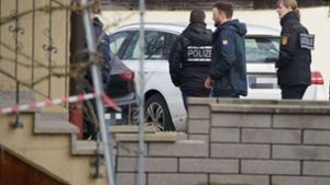 Nach den Schüssen auf einen Landwirt und FDP-Politiker in  Hattenhofen ermittelt die Polizei am Tatort. Foto: SDMG/SDMG