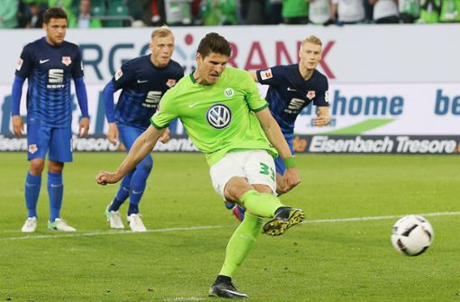 2017 verwandelte Mario Gomez für den VfL Wolfsburg einen wichtigen Elfmeter. In unserer Bildergalerie rollen wir unter anderem das Duell der Wölfe mit Eintracht Braunschweig auf. Foto: imago/regios24/Sebastian Priebe