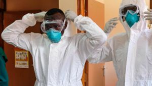 Ärzte in Entebbe bereiten sich auf den Einsatz gegen die Seuche vor. Foto: Imago//Hajarah Nalwadda