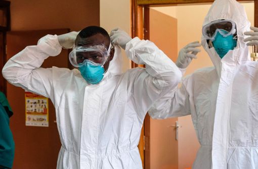 Ärzte in Entebbe bereiten sich auf den Einsatz gegen die Seuche vor. Foto: Imago//Hajarah Nalwadda