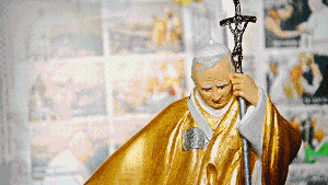Eine Figur Papst Johannes Paul II. in Wadowice, der Heimat von Karol Wojtyla. Dort wird der heiliggesprochene Priester allerortenverehrt. Foto: Schweikert