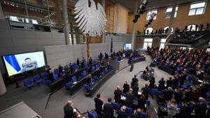 Der Bundestag applaudiert dem ukrainischen Präsidenten Wolodymyr Selenskyj. Foto: dpa/Bernd von Jutrczenka