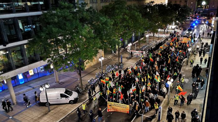 Hunderte Menschen ziehen bei Kurden-Demo durch Stuttgart