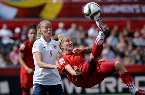 Anja Mittag (rechts) im WM-Spiel in Kanada gegen die Norwegerinnen. Foto: AP