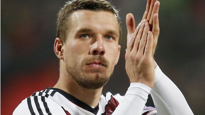 Podolski trägt zum Abschied die Kapitänsbinde