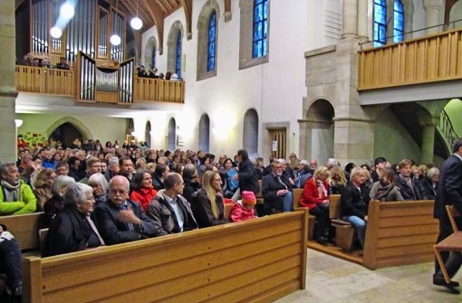 Bürger füllten die Michaelskirche bis auf den letzten Platz bei der Gründung des Freundeskreises für Flüchtlinge. Foto: Cedric Rehman