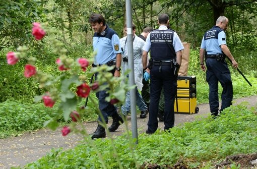 In Freiburg ist ein achtjähriger Bub ums Leben gekommen - die Polizei sichert am Fundort Spuren. Foto: dpa