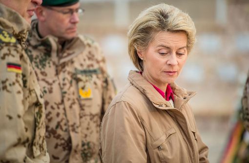 Verteidigungsministerin Ursula von der Leyen ist in die Defensive geraten und muss nun  in den Krisenmodus schalten. Foto: POOL