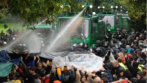 Bei den Ausschreitungen am „Schwarzen Donnerstag“ im Stuttgarter Schlossgarten waren am 30. September 2010 nach Angaben des Innenministeriums 130 S21-Gegner und 34 Polizisten verletzt worden. Foto: dpa