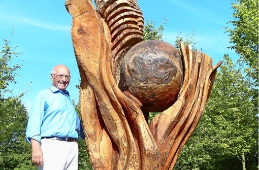 Heinz Schick neben einer seiner Skulpturen Foto: Gerhard Brien