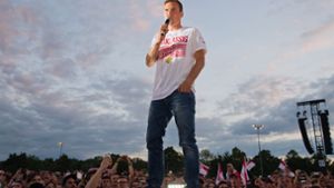 VfB-Coach Hannes Wolf hat auf dem Cannsatter Wasen zu den Fans gesprochen. Foto: Lichtgut - Oliver Willikonsky