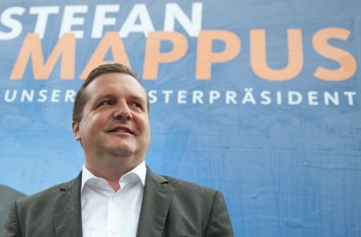 Ministerpräsident Stefan Mappus erreichen auf seiner Tour de Ländle schlechte Nachrichten. Foto: dpa