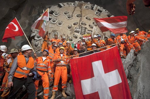 Die Freude ist groß: Bauarbeiter feiern im Jahr 2010 den Durchbruch der Tunnelbohrmaschine Sissi im Gotthard Basistunnel. Ab Dezember fahren endlich die Züge. Einen Rückblick über die Bauarbeiten sehen Sie in unserer Fotostrecke. (Archivfoto) Foto: KEYSTONE