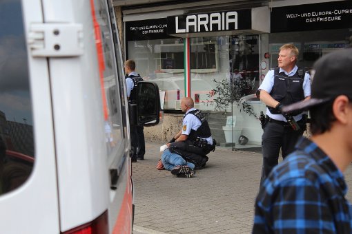 Die Polizei nimmt in Reutlingen einen Mann fest.  Foto: 7Akteull/Walter Zahn