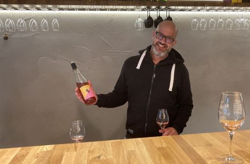 Langsam ausgebaut: Timo Saier vom Weingut der Stadt Stuttgart mit seinem  frischen Rosé. Foto: /Michael Weier