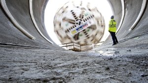 Das Schneiderad einer Tunnelvortriebsmaschine wird am Samstag am Tag der offenen Baustelle am Boßlertunnel in Aichelberg gedreht. Foto: dpa
