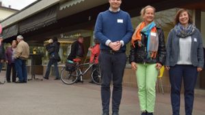 Maik Bußkamp (links) und Carolin Schork (rechts) vom Stadtteilmanagement und die städtische Projektleiterin Heike Mössner (Mitte) freuen sich auf die Gespräche mit den Bürgern. Foto: Alexandra Kratz