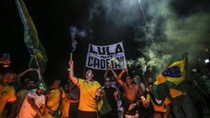 Menschen bejubeln das Ergebnis der Abstimmung über die Zukunft von Präsidentin Rousseff. Foto: dpa