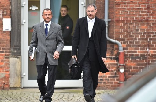 Der frühere SPD-Bundestagsabgeordnete Sebastian Edathy und sein Anwalt verlassen nach dem ersten Verhandlungstag das Landgericht Verden. Bereits nach einer Woche könnte der Prozess schon wieder beendet werden. (Archivfoto) Foto: dpa