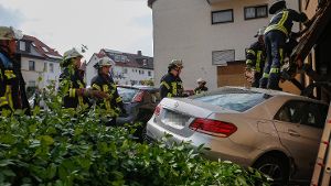 Ein 68-Jähriger verliert am Freitagmorgen die Kontrolle über seinen Wagen und kracht in ein Wohnhaus. Foto: www.7aktuell.de | Frank Herlinger