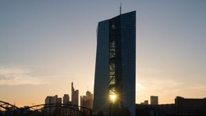 Die Europäische Zentralbank in Frankfurt: Experten gehen davon aus, dass bei einem Austritt Großbritanniens aus der EU viele Banker von der Themes an den Main ziehen würden. Foto: dpa