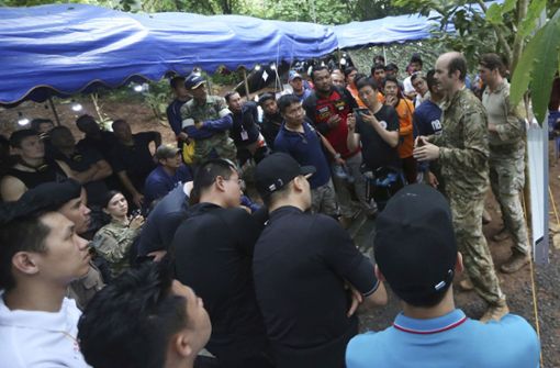 Rettungskräfte koordinieren ihren Einsatz in der Tham-Luang-Höhle. Foto: AP