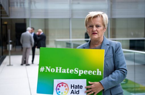 Renate Künast  bei einer Protestaktion vor der Fraktionssitzung von Bündnis 90/Die Grünen im Deutschen Bundestag. Foto: dpa/Bernd von Jutrczenka