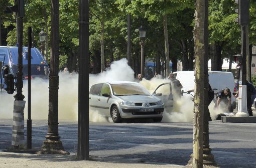 Der bewaffnete Mann war am Montagnachmittag ums Leben gekommen, als er auf den Champs-Elysées ein Polizeifahrzeug rammte. Foto: Noemie Pfister