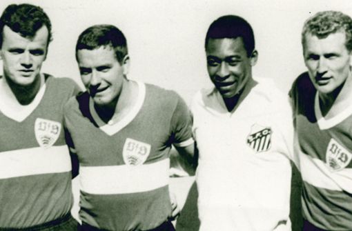 Gerhard Wanner (Zweiter von links) nach einem Freundschaftsspiel mit dem VfB im Juni 1963 gegen den FC Santos mit dem Star Pelé (Zweiter von rechts). Foto: VfB