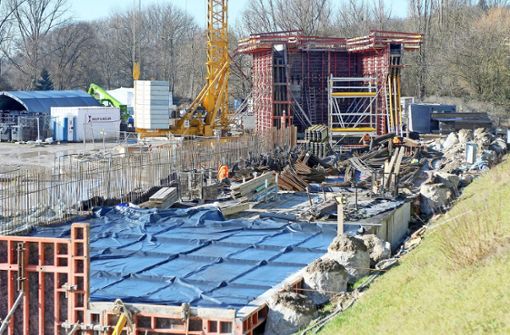 Die Vorarbeiten für die neue Stahlverbundbrücke sind in vollem Gange. Im Moment wird vor allem fleißig betoniert. Foto: Werner Kuhnle
