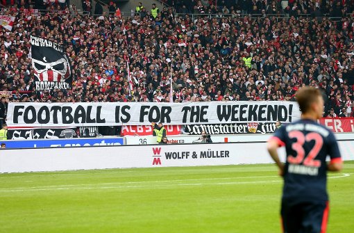 Die Fans des VfB Stuttgart und von Bayern München haben sich mit Spruchbändern klar gegen Montagsspiele positioniert. Foto: Bongarts