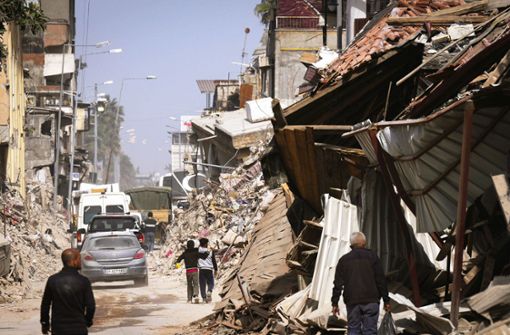Die Zerstörung ein halbes Jahr nach dem Beben ist allgegenwärtig. Foto: imago/Kyodo News