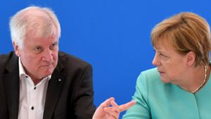 Horst Seehofer und Angela Merkel beraten in Berlin über Streitthemen. Foto: dpa