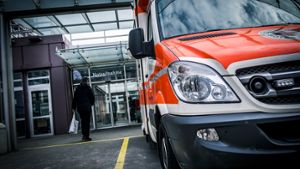 Ein 24-Jähriger hat sich am Sonntagnachmittag in Eislingen schwer verletzt, als er auf einem Parkplatz einem Wagen ausweichen wollte. (Symbolbild) Foto: Lichtgut