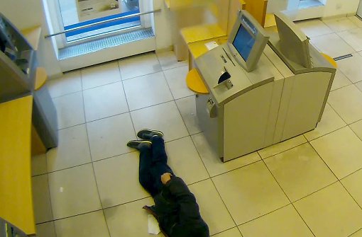 Der Mann lag mitten im Vorraum einer Bankfiliale. Foto: Polizei Essen