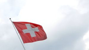 Die Schweiz zeigt auf dem Weihnachtsmarkt, in den Geschäften und in den Gaststätten Flagge. Foto: Manngold/imago stock&people