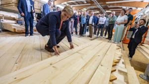 Am Anfang stehen mehrere Lagen von Dielen aus Fichtenholz: Ministerin Nicole Razavi  bei der Firma Bässler in Holzheim. Foto: Staufenpress